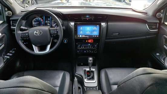 TOYOTA-HILUX SW4-2023