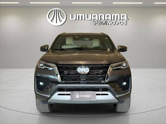 TOYOTA HILUX SW4 2.8 D-4D TURBO DIESEL SRX 7L 4X4 AUTOMÁTICO