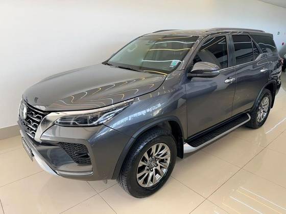 TOYOTA HILUX SW4 2.8 D-4D TURBO DIESEL SRX 7L 4X4 AUTOMÁTICO