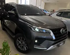 TOYOTA HILUX SW4 2.8 D-4D TURBO DIESEL SRX 7L 4X4 AUTOMÁTICO TOYOTA HILUX SW4 2.8 D-4D TURBO DIESEL SRX 7L 4X4 AUTOMÁTICO