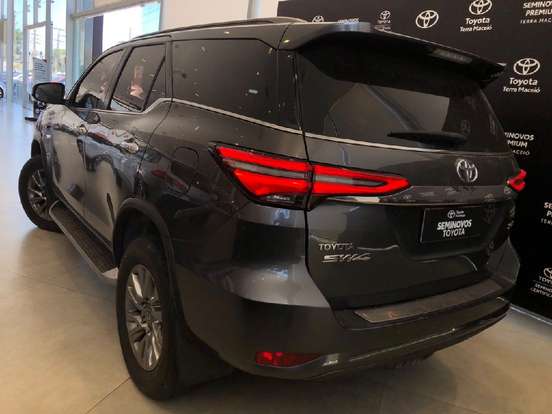 TOYOTA-HILUX SW4-2023