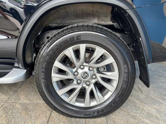 TOYOTA-HILUX SW4-2.8 D-4D TURBO DIESEL SRX 7L 4X4 AUTOMÁTICO TOYOTA-HILUX SW4-2023