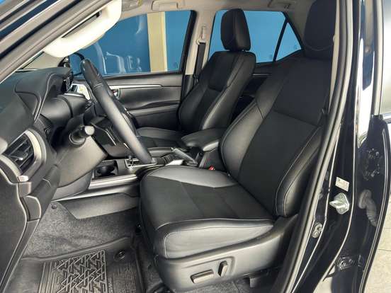 TOYOTA-HILUX SW4-2023