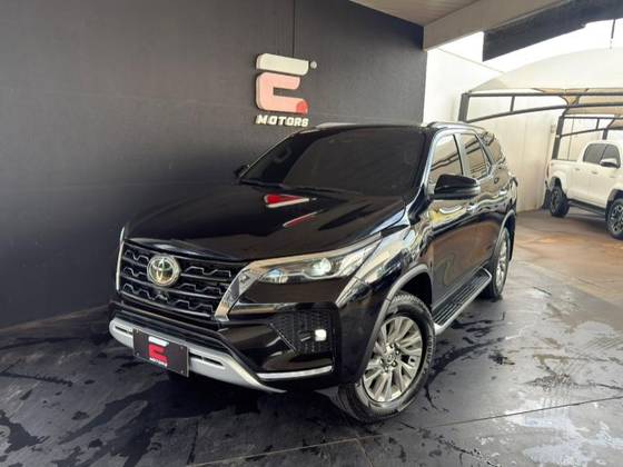 TOYOTA HILUX SW4 2.8 D-4D TURBO DIESEL SRX 7L 4X4 AUTOMÁTICO
