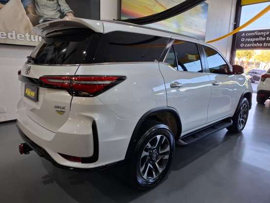 TOYOTA-HILUX SW4-2024