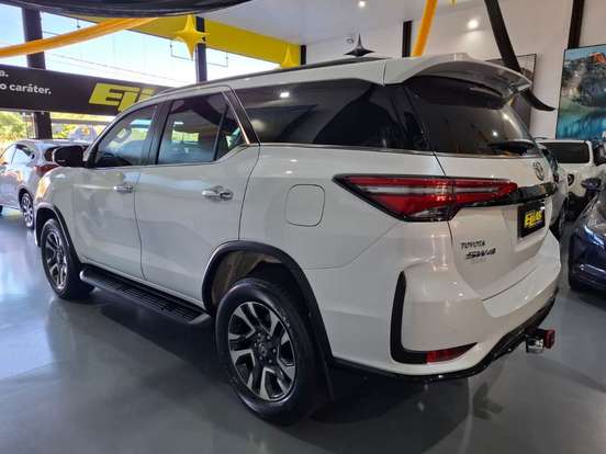 TOYOTA-HILUX SW4-2024