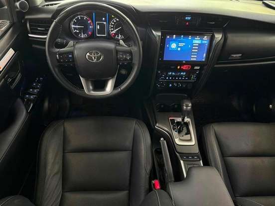 TOYOTA-HILUX SW4-2024