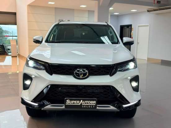 TOYOTA-HILUX SW4-2024