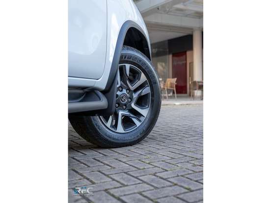 TOYOTA-HILUX SW4-2026