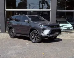 TOYOTA HILUX SW4 2.8 D-4D TURBO DIESEL SRX PLATINUM 7L 4X4 AUTOMÁTICO TOYOTA HILUX SW4 2.8 D-4D TURBO DIESEL SRX PLATINUM 7L 4X4 AUTOMÁTICO