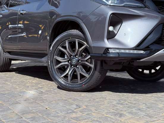 TOYOTA-HILUX SW4-2024