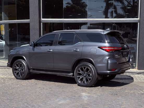 TOYOTA-HILUX SW4-2024