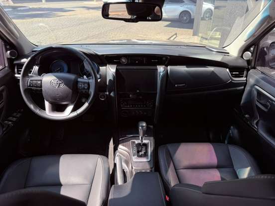 TOYOTA-HILUX SW4-2024