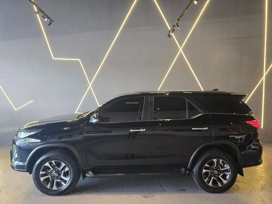 TOYOTA-HILUX SW4-2024