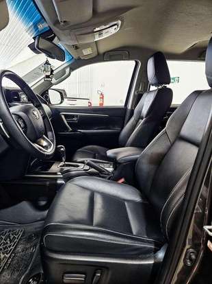 TOYOTA-HILUX SW4-2023