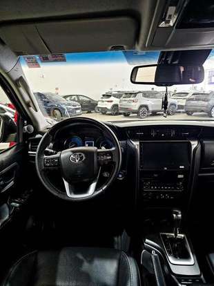 TOYOTA-HILUX SW4-2023