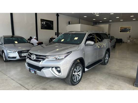 TOYOTA HILUX SW4 2.8 SRX 4X4 7 LUGARES 16V TURBO INTERCOOLER DIESEL 4P AUTOMÁTICO