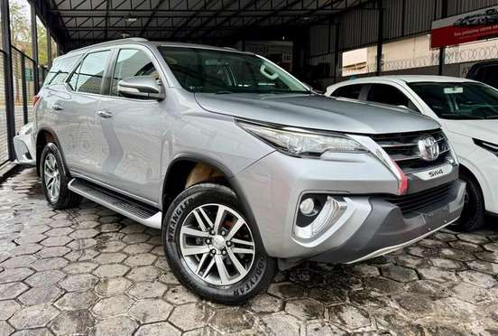 TOYOTA-HILUX SW4-2.8 SRX 4X4 7 LUGARES 16V TURBO INTERCOOLER DIESEL 4P AUTOMÁTICO TOYOTA-HILUX SW4-2016