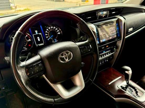 TOYOTA-HILUX SW4-2016