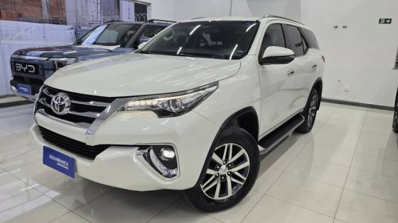 TOYOTA HILUX SW4 2.8 SRX 4X4 7 LUGARES 16V TURBO INTERCOOLER DIESEL 4P AUTOMÁTICO