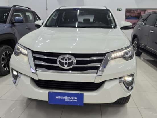 TOYOTA-HILUX SW4-2.8 SRX 4X4 7 LUGARES 16V TURBO INTERCOOLER DIESEL 4P AUTOMÁTICO TOYOTA-HILUX SW4-2020