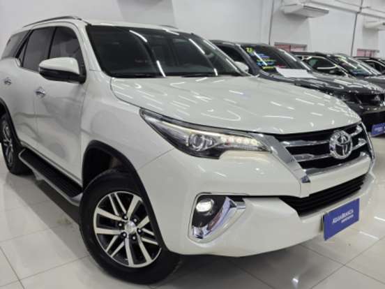 TOYOTA-HILUX SW4-2.8 SRX 4X4 7 LUGARES 16V TURBO INTERCOOLER DIESEL 4P AUTOMÁTICO TOYOTA-HILUX SW4-2020