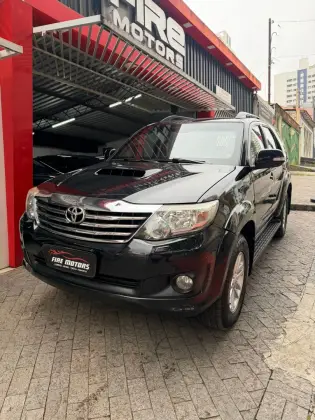 TOYOTA HILUX SW4 3.0 SRV 4X4 7 LUGARES 16V TURBO INTERCOOLER DIESEL 4P AUTOMÁTICO