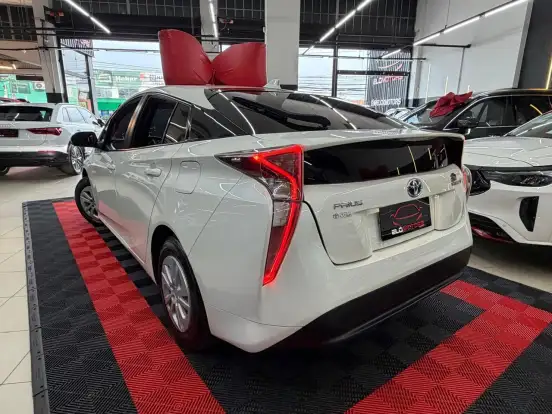 TOYOTA-PRIUS-2018