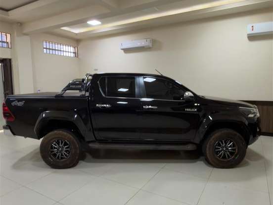 TOYOTA-HILUX-2.8 D-4D TURBO DIESEL CD SRX PLUS 4X4 AUTOMÁTICO TOYOTA-HILUX-2023
