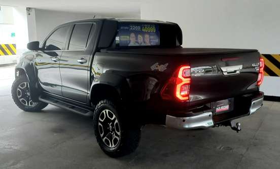 TOYOTA-HILUX SW4-2023