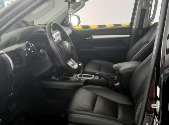 TOYOTA-HILUX SW4-2023