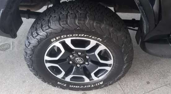 TOYOTA-HILUX SW4-2023