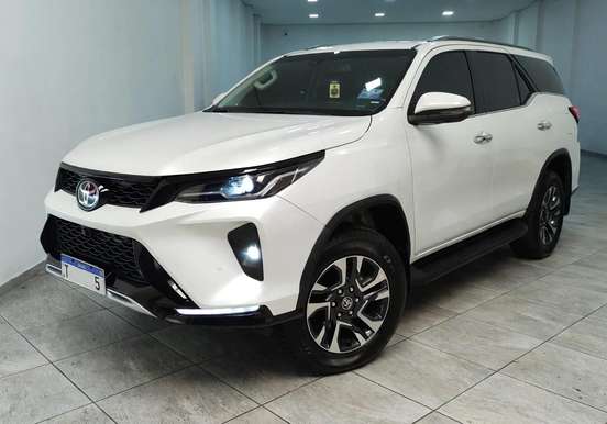 TOYOTA-HILUX SW4-2025