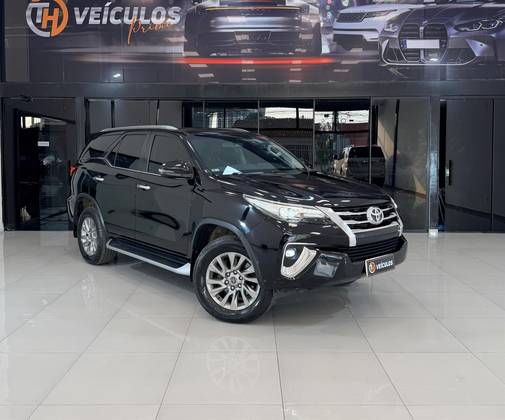 TOYOTA HILUX SW4 2.8 SRX 4X4 7 LUGARES 16V TURBO INTERCOOLER DIESEL 4P AUTOMÁTICO
