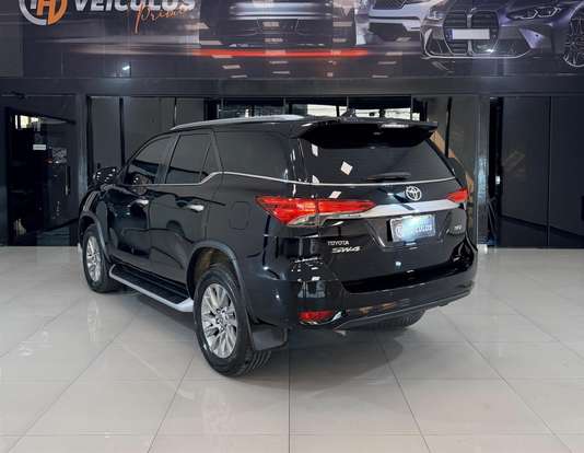 TOYOTA-HILUX SW4-2.8 SRX 4X4 7 LUGARES 16V TURBO INTERCOOLER DIESEL 4P AUTOMÁTICO TOYOTA-HILUX SW4-2019