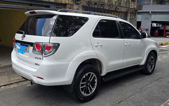 TOYOTA-HILUX SW4-2014