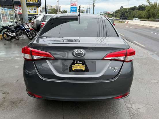TOYOTA-YARIS-2021