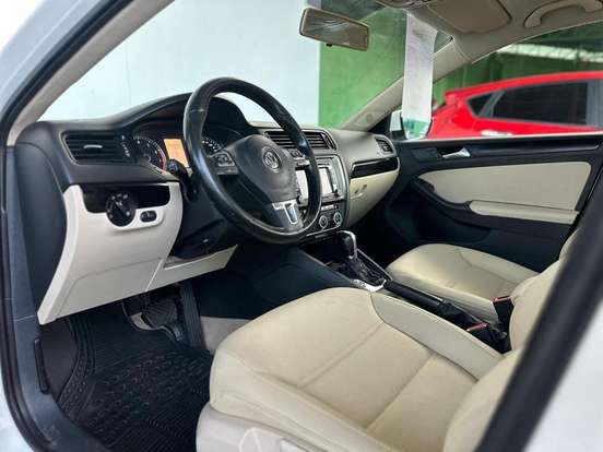 VOLKSWAGEN-JETTA-2013