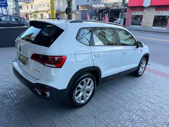 VOLKSWAGEN-TAOS-2021