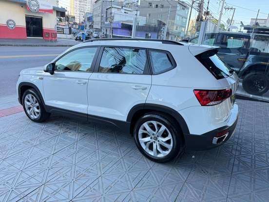VOLKSWAGEN-TAOS-2021