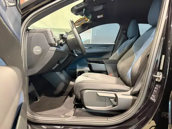 VOLVO-EX30-2024