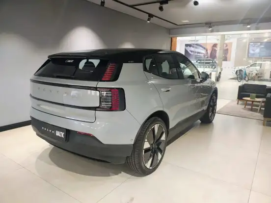 VOLVO-EX30-2026