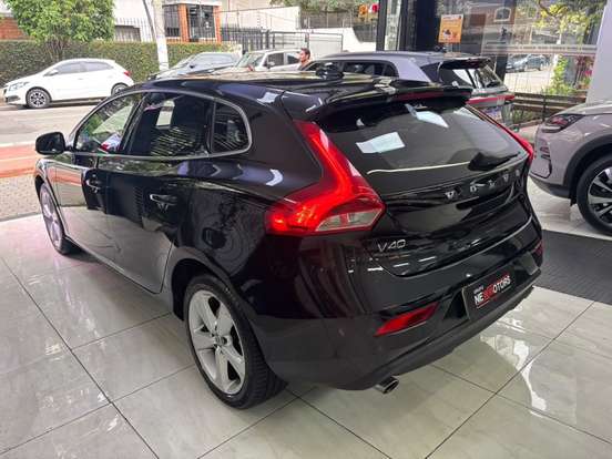 VOLVO-V40-2015