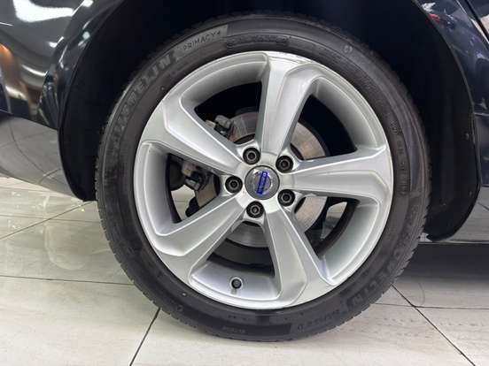VOLVO-V40-2015