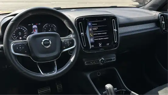 VOLVO-XC40-2021