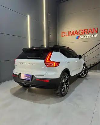VOLVO-XC40-2021