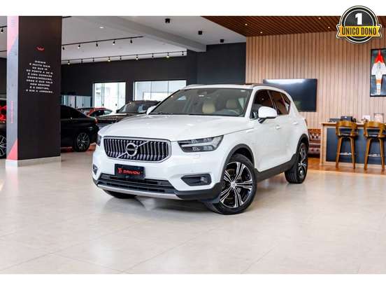 VOLVO-XC40-2021