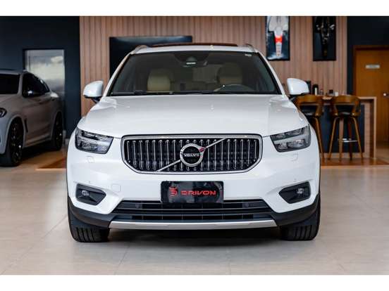 VOLVO-XC40-2021