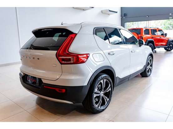VOLVO-XC40-2021
