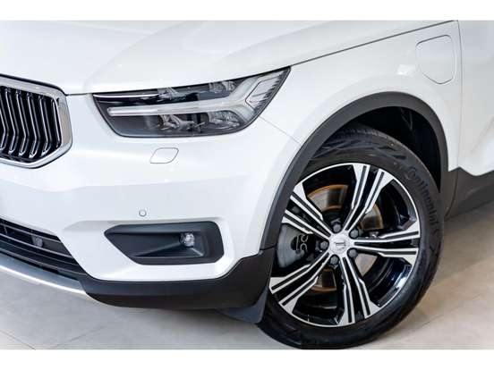 VOLVO-XC40-2021
